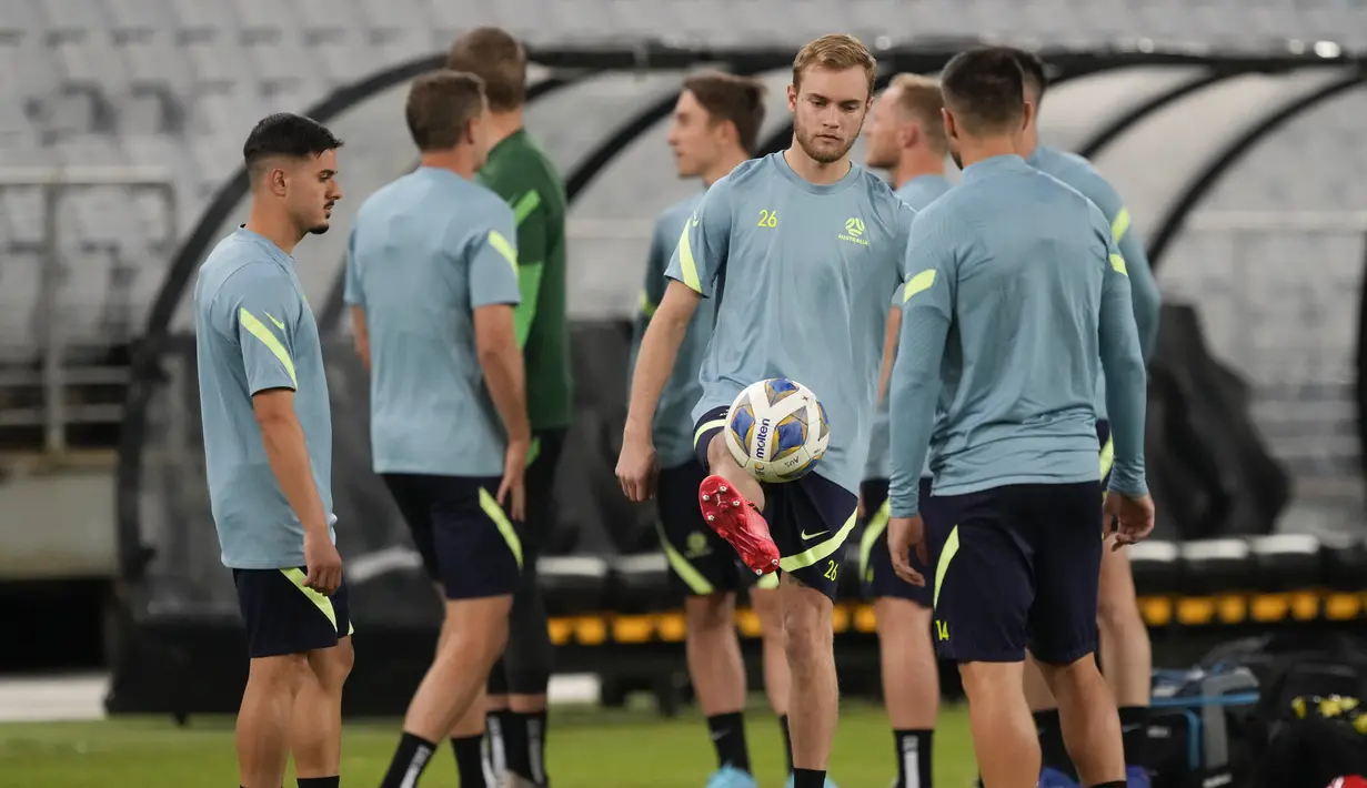 Para pemain Australia melakukan pemanasan saat sesi latihan sehari menjelang Kualifikasi Piala Dunia 2022 zona Asia di Stadium Australia, Rabu (23/3/2022). Big match Australia vs Jepang akan digelar di Stadion Australia, pada Kamis, 24 Maret 2022. (AP Photo/Mark Baker)