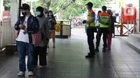 Calon penumpang antre untuk melakukan tes antigen di Stasiun Manggarai, Jakarta, Senin (21/6/2021). PT KAI Commuter menargetkan 150-200 tes antigen per hari. (Liputan6.com/Herman Zakharia)
