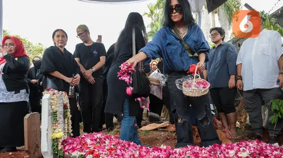 Atiek CB Beri Penghormatan Terakhir untuk Doddy Katamsi