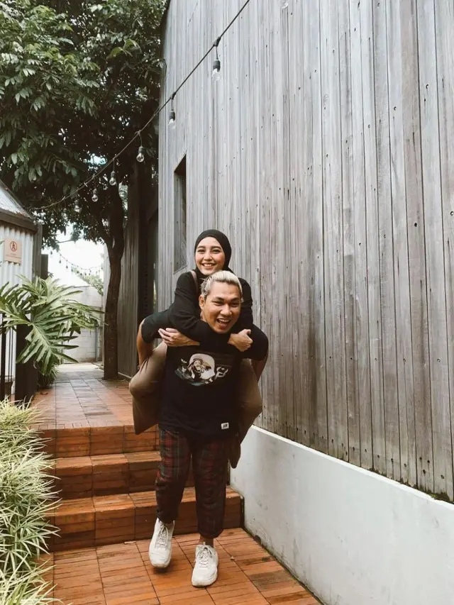 Jarang Tersorot, Ini 6 Potret Romantis Rizal Armada dan Istri