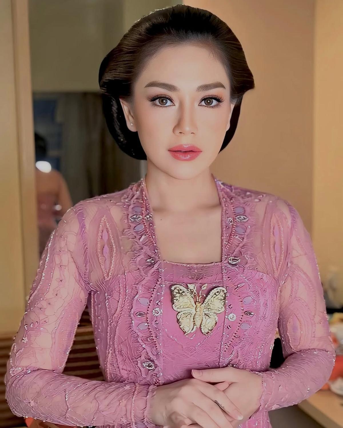 8 Potret Celine Evangelista Mengenakan Kebaya di Acara Royal Banquet Keraton Solo - Mendapatkan Gelar Kebangsawanan