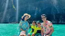 <p>Sebagai perayaan ulang tahun Kai, liburan kali ini mengunjungi pantai di Maya Bay, Phi Phi Ley Island, Thailand. [Foto; Instagram/titi_kamall]</p>
