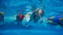 Sejumlah anak saat berlatih renang di sekolah olahraga Hangzhou Chen Jinglun Natatorium, di Hangzhou, provinsi Zhejiang, China, (10/8). (REUTERS/Aly Song)
