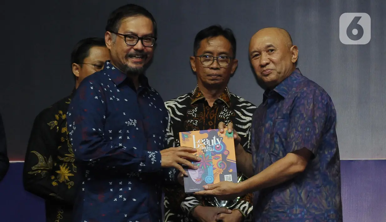 CEO Kapanlagi Youniverse (KLY) Steve Christian (kiri) memberikan buku merdeka.com kepada Menteri Koperasi dan Usaha Kecil Menengah Teten Masduki pada acara Merdeka Award 2023 di Gedung SCTV Tower, Jakarta, Rabu (30/8/2023). (merdeka.com/Imam Buhori)