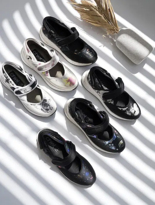 Chiel Shoes hadir dengan desain playful disertai warna-warna yang colorful dan motif yang statement cocok banget buat kamu pecinta tampilan quirky chic. [Foto: Instagram/ @chiel.official]