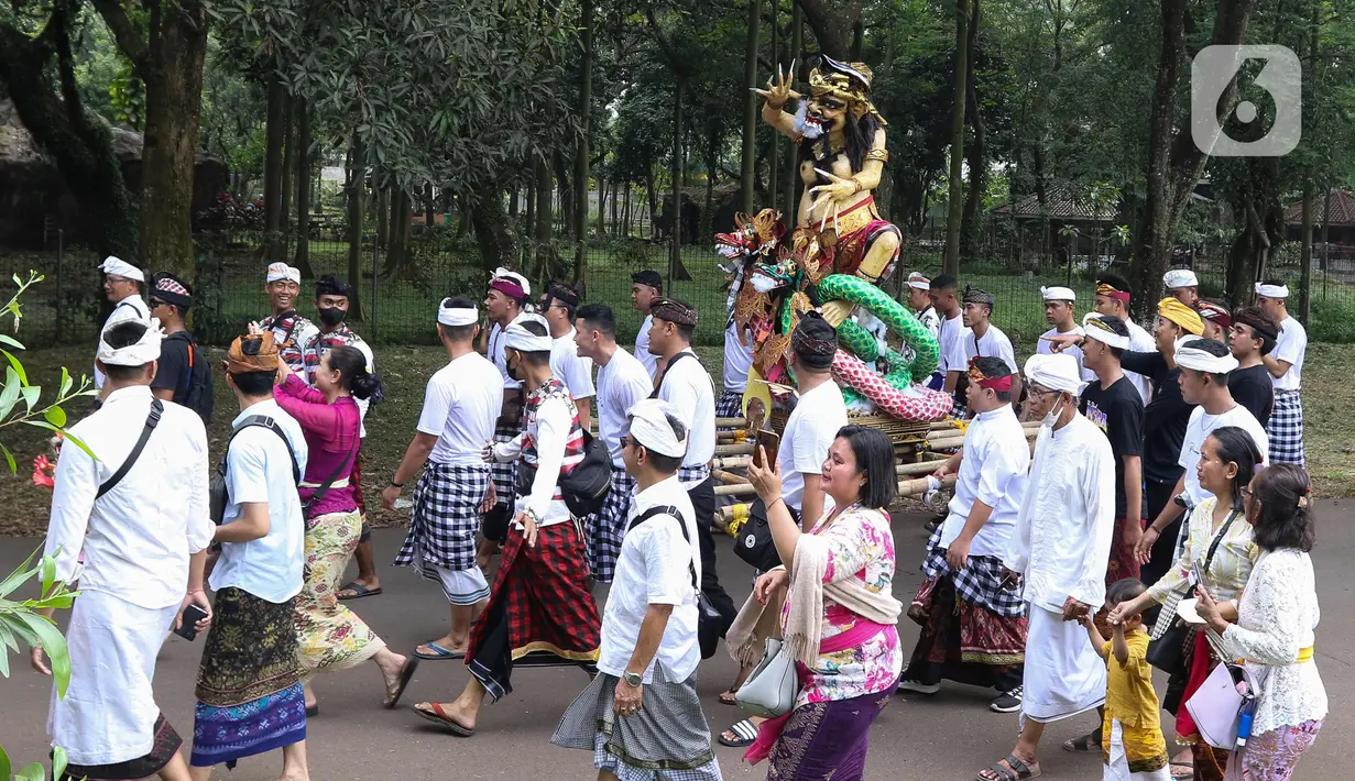 Sejumlah umat Hindu mengarak ogoh-ogoh saat mengikuti parade budaya di Buperta, Cibubur, Jakarta, Selasa (21/3/2023). (Liputan6.com/Herman Zakharia)