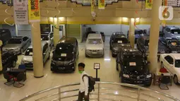 Suasana penjualan mobil bekas di kawasan Jakarta, Senin (23/11/2020). Pasar mobil bekas diprediksi akan meningkat menjelang akhir tahun karena kondisi perekonomian yang saat ini mulai membaik. (Liputan6.com/Angga Yuniar)