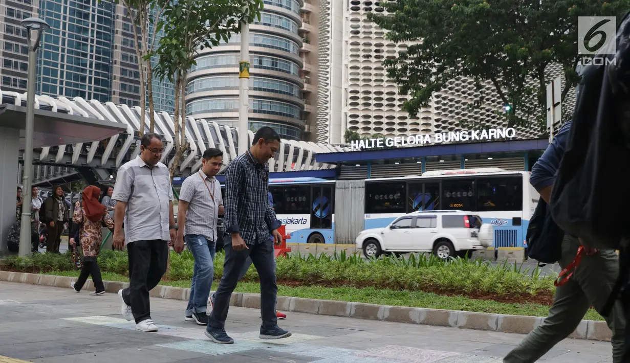 Warga mencoba permainan anak engkle di trotoar sekitar Halte Gelora Bung Karno, Jakarta, Jumat (17/5/2019). Koalisi Pejalan Kaki melakukan eksperimen permainan untuk mengedukasi kegiatan mengembalikan fungsi trotoar lebih dari sekedar ruang berjalan kaki. (Liputan6.com/Helmi Fithriansyah)
