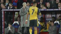 Manajer Arsenal Arsene Wenger mendampingi timnya saat kalah 0-3 dari Crystal Palace dalam lanjutan Liga Inggris di Selhurst Park, London, Selasa (11/4/2017) dinihari WIB. (AP Photo/Tim Ireland)