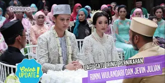Rinni Wulandari menyanyikan lagu yang berjudul Satu dan diiringi oleh Jevin Julian di hari pernikahan mereka.