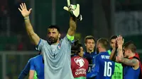 Gianluigi Buffon rayakan kemenangan Italia atas Albania (Foto: Twitter)