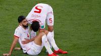 Bek Tunisia, Yassine Meriah (kiri), mencetak gol bunuh diri saat menghadapi Panama pada 28 Juni 2018. (AFP/Jack Guez)