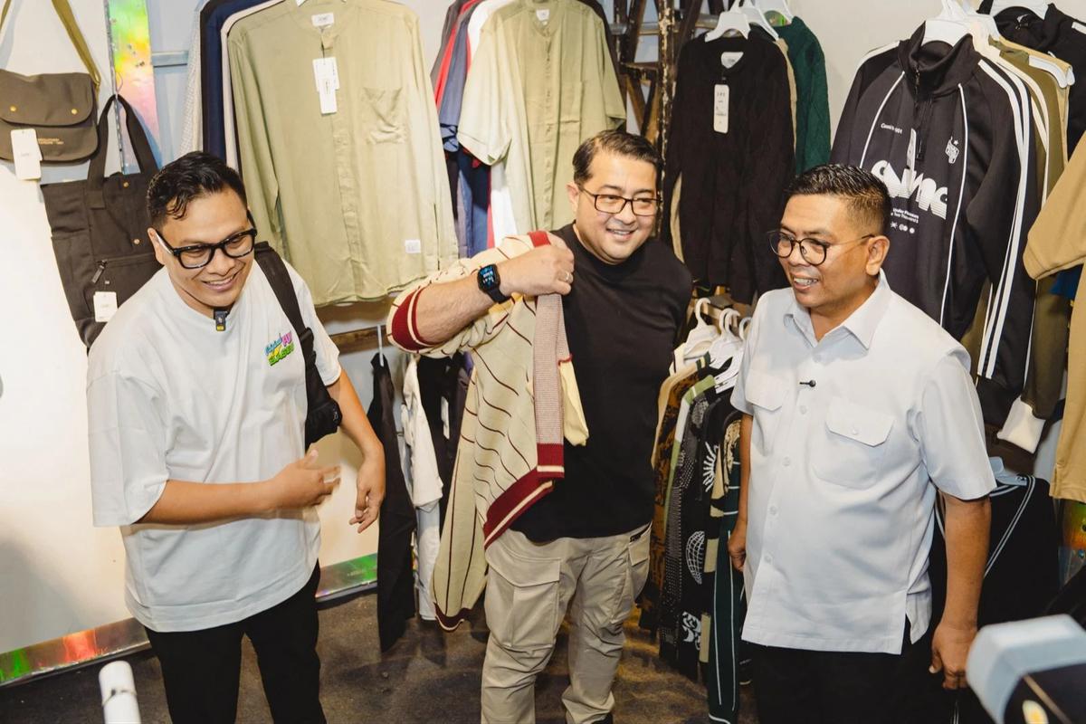 Menteri Ekonomi Kreatif/Kepala Badan Ekonomi Kreatif (Ekraf), Teuku Riefky Harsya, menutup Banten Creative Fest (BCF) Ramadan 2026 di Alun-Alun Barat Kota Serang
