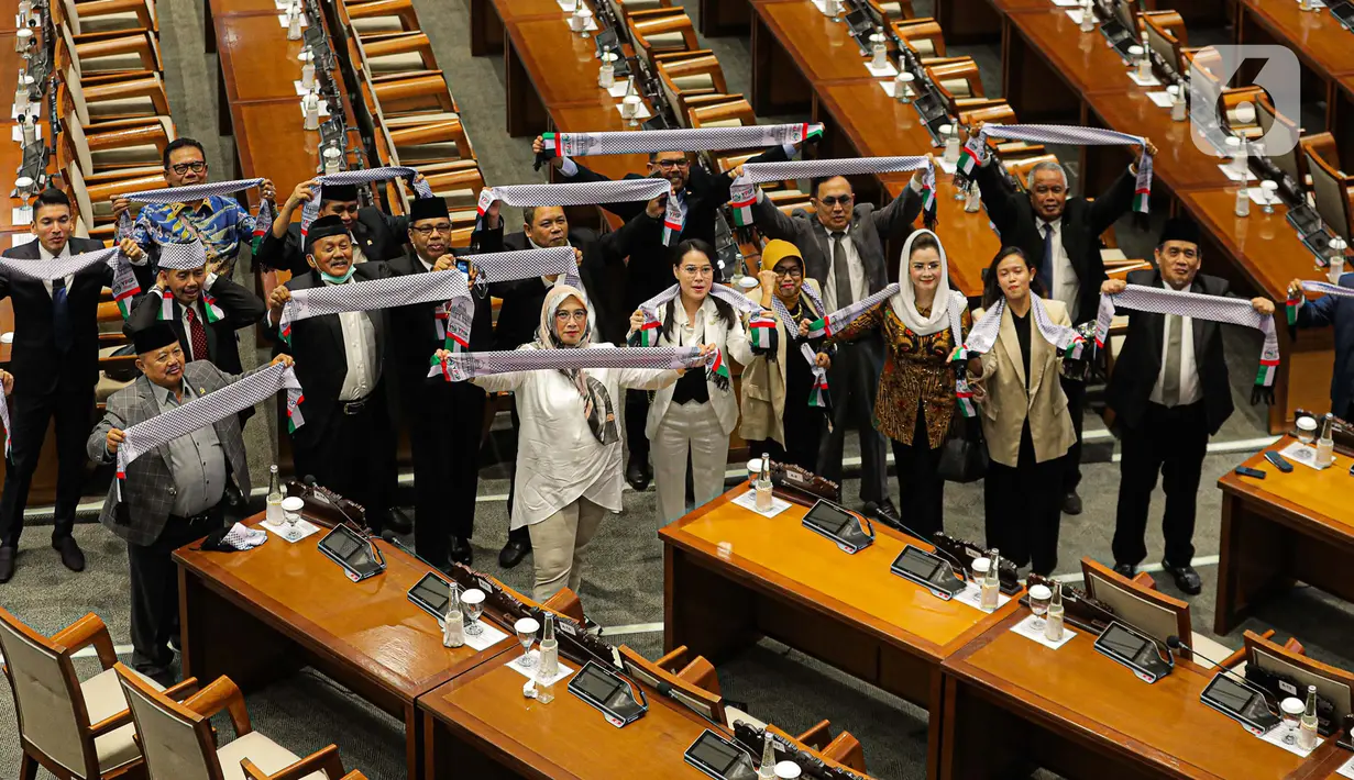 <p>Sejumlah anggota DPR mengenakan syal bergambar bendera Palestina saat menghadiri Rapat Paripurna. (Liputan6.com/Faizal Fanani)</p>