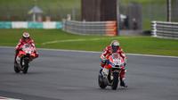 Pebalap Ducati, Andrea Dovizioso dan Jorge Lorenzo, finis di urutan pertama dan kedua pada MotoGP Malaysia di Sirkuit Sepang, Minggu (29/10/2017). (Twitter/Ducati Motor)
