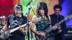 Basis Donny Fattah dan Gitaris Ian Antono saat di album ketujuh 36 medio 2009 di Studio 5 INDOSIAR, Jakarta Barat, Sabtu (17/12/2016). (Liputan6.com/Faizal Fanani)