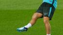 Gelandang Chelsea, Pedro menendang bola saat latihan tim di stadion Camp Nou di Barcelona (13/3). Pada leg pertama Chelsea bermain imbang 1-1 dengan Barcelona di Stadion Stamford Brigde, Inggris. (AFP Photo/Pau Barrena)