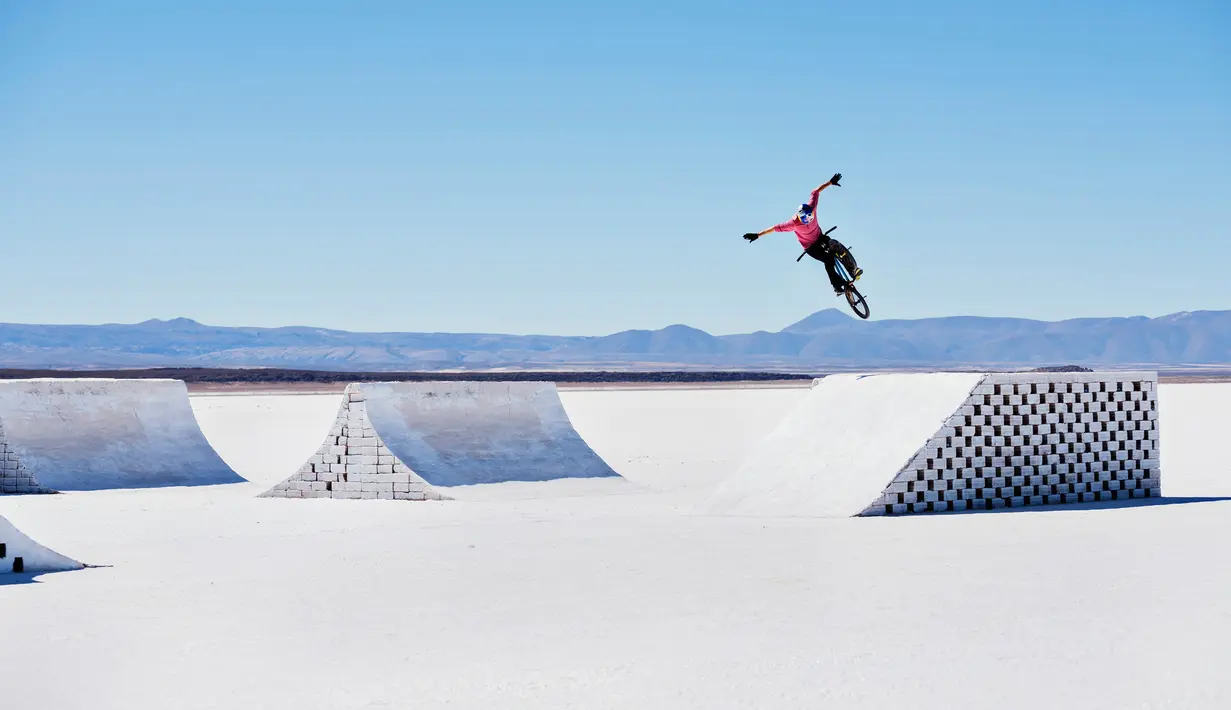 Pemain BMX profesional, Daniel Dhers menunjukkan aksinya bermain sepeda BMX di Salt Park Project, Uyuni, Bolivia pada April 2016. Salt park berdiri diatas gurun garam terbesar di dunia. (Reuters)