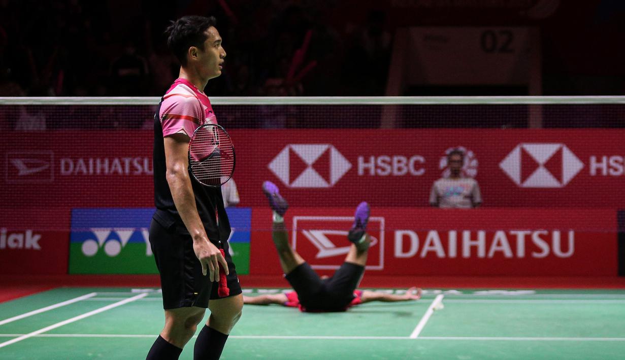 Pebulutangkis tunggal putra Indonesia, Chico Aura Dwi Wardoyo (kanan) tergeletak di atas lapangan setelah terkena backhand smash dari pebulutangkis tunggal putra Indonesia, Jonatan Chirstie pada laga final Indonesia Masters 2023 yang berlangsung di Istora Senayan, Jakarta, Minggu (29/01/2023). Chico kalah dari Jonatan Christie dengan skor 15-21 dan 13-21. (Bola.com/Bagaskara Lazuardi)