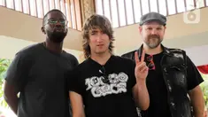 Personel band Plain White T's berpose usai  konferensi pers jelang perhelatan Festival Musik Soundrenaline 2022 di Ancol, Jakarta, Jumat (25/11/2022). Soundrenaline 2022 bakal dilangsungkan di Ecovention Ancol, Jakarta Utara, pada 26 dan 27 November. (Liputan6.com/Herman Zakharia)