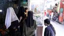 Modal tersebut dimanfaatkan secara bijak untukmenambah modal usahanya hingga memperbanyak menu makanan di etalase."Pertama kali pinjaman Mekaar Rp3 juta, karena angsuran saya bagus, jadi saya ditawarin lagi untuk pinjaman yang kedua. Setelah pinjaman kedua bagus, akhirnya sampai pinjaman keempat. Iya, awalnya Rp3 juta, sekarang pinjaman sudah Rp6 juta," kata Rini saat berbincang dengan merdeka.com. Dengan adanya pinjaman dari PNM Mekaar, warung nasi yang berada di kawasan Penjaringan, Jakarta Utara ini semakin ramai pelanggan. Rini juga mengaku tempat usahanya semakin besar bahkan pelanggan terus bertambah hingga membuat kesejahteraan ekonomi keluarganya bertumbuh. (Foto: Dokumentasi BRI)
