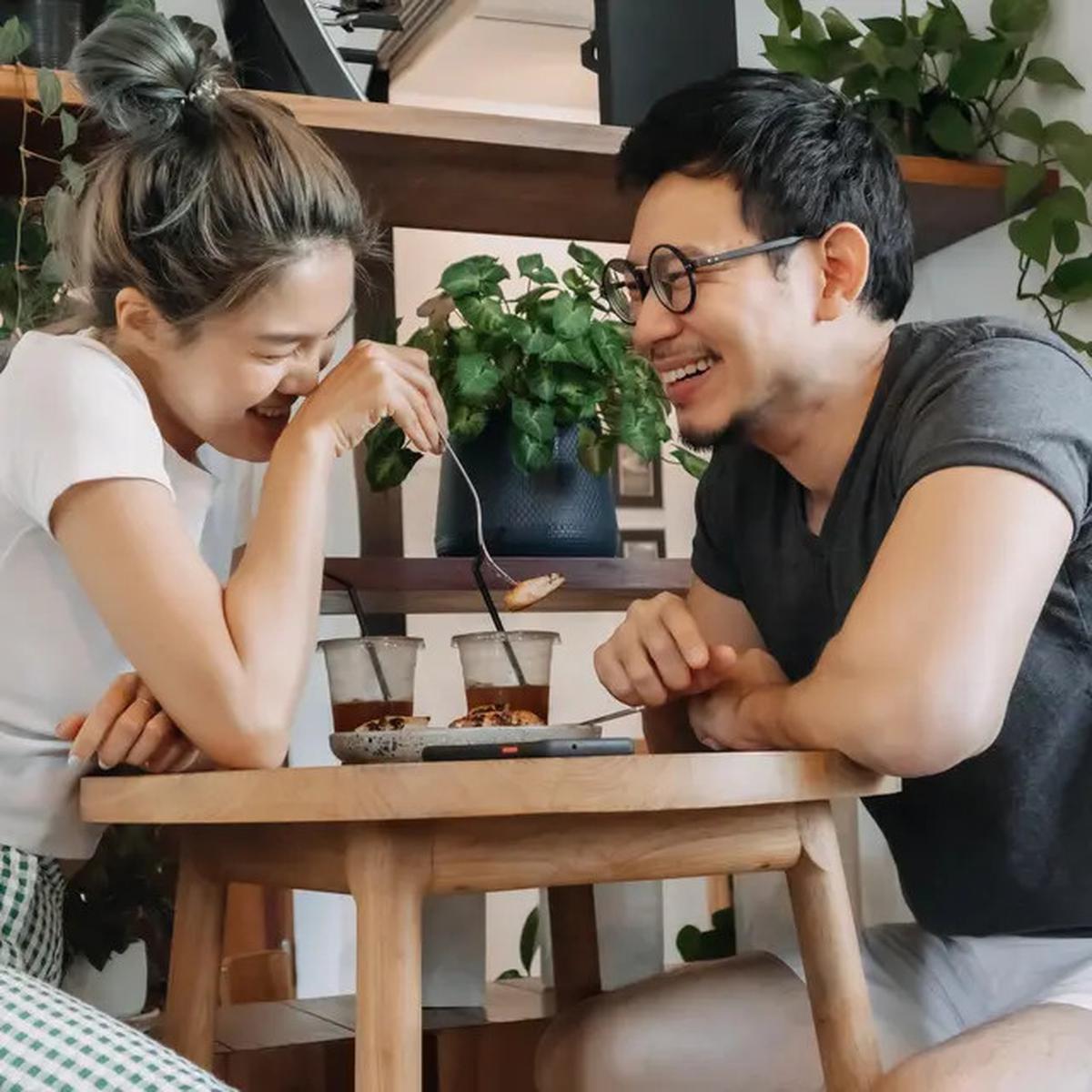 7 Tanda Seseorang Jatuh Cinta Padamu dari Bahasa Tubuhnya