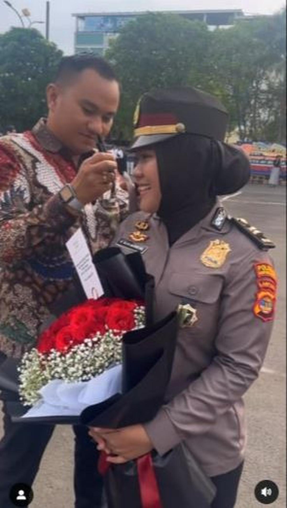 Sebuah video yang memperlihatkan seorang suami memasangkan pangkat baru di pundak sang istri, sukses mencuri perhatian. <br>