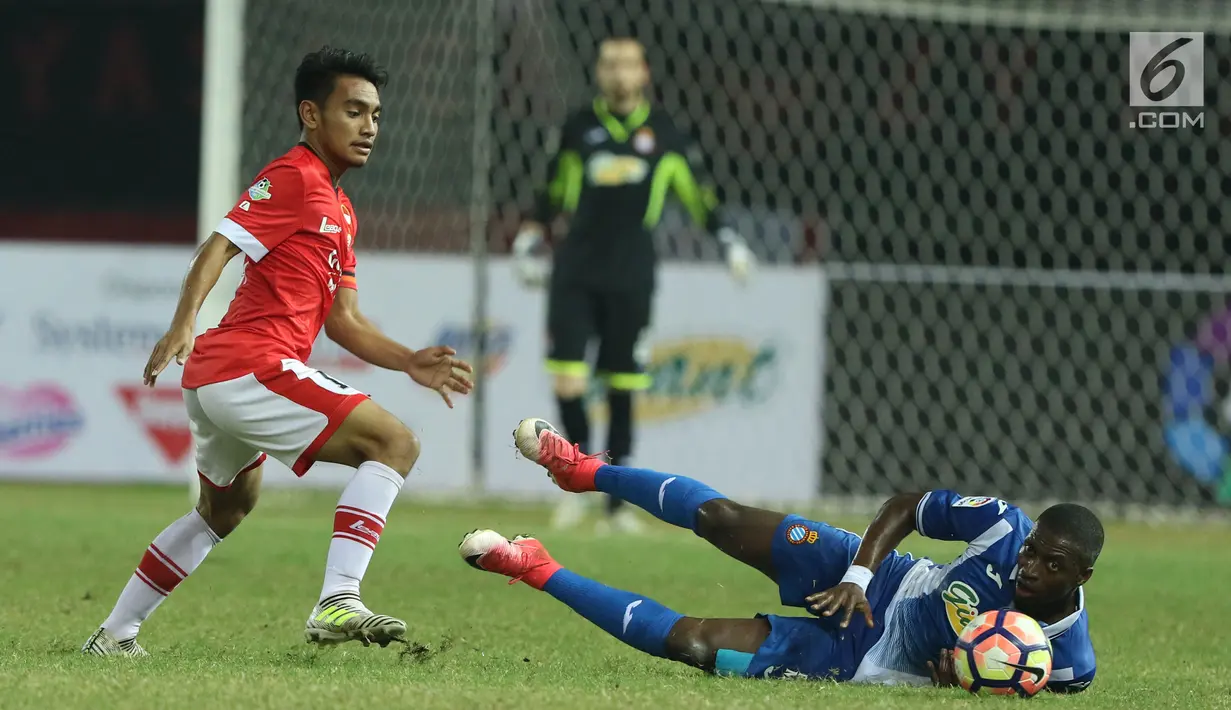Pemain depan Persija, Amrizal Umanailo (kiri) berebut bola dengan pemain RCD Espanyol Papa Kouly Diop pada laga persahabatan di Stadion Patriot Candrabhaga, Bekasi, Rabu (19/7). Persija kalah telak dari RCD Espanyol 0-7. (Liputan6.com/Helmi Fithriansyah) 