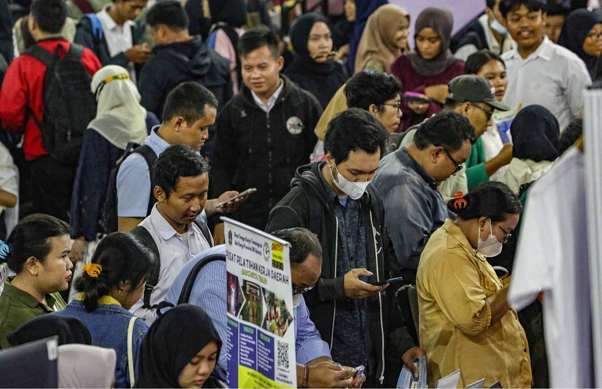 FOTO: Ribuan Pencari Kerja Padati Bursa Kerja di GOR Ciracas