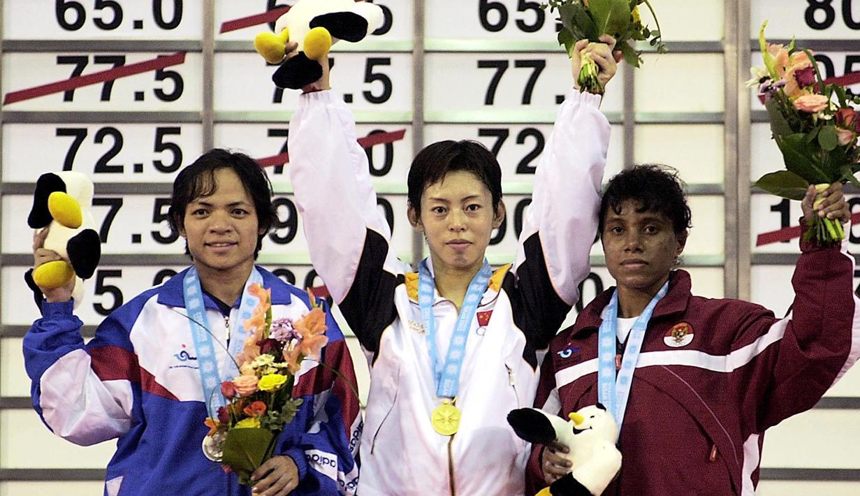 Selain tiga medali Olimpiade itu, Lisa Rumbewas juga berhasil mengharumkan nama Indonesia di dunia angkat besi. Sebut saja medali perak nomor 53kg di Kejuaraan Dunia Angkat Besi 2006 di Santo Domingo, medali perunggu Asian Games 2002 di Busan pada kelas 48kg, dan tiga medali di SEA Games (2003, 2005, dan 2009). (AFP/Prakash Singh)