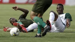 Striker Persebaya, Amido Balde, terjatuh saat berebut bola dengan pemain Tira Persikabo pada laga Piala Presiden 2019 di Stadion Si Jalakl Harupat, Soreang, Bandung, Selasa (12/3). Persebaya bermain imbang 0-0  atas Tira Persikabo. (Bola.com/Yoppy Renato)