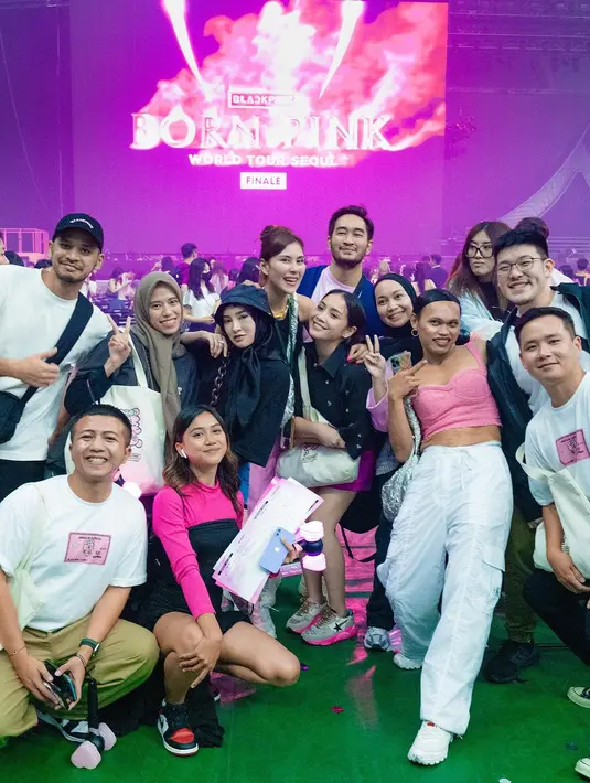 Nagita tampil chic dengan outfit kasualnya, memadukan kemeja crop warna hitam dengan shorts warna fuschia. [@syahnazs]