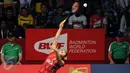 Pebulutangkis tunggal Putri Indonesia, Lindaweni Fanetri melakukan smesh kearah Tai Tzu Ying (China Taipei) di Total BWF World Championships 2015 di Jakarta, Jumat (14/8/2015). Lindaweni unggul 14-21 22-20 21-12. (Liputan6.com/Helmi Fithriansyah)