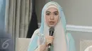Oki Setiana Dewi saat mengisi acara di kawasan Mahakam, Kebayoran Baru, Jakarta, Rabu (22/2). Oki mengenakan hijab perpaduan warna biru dan putih. (Liputan6.com/Herman Zakharia)