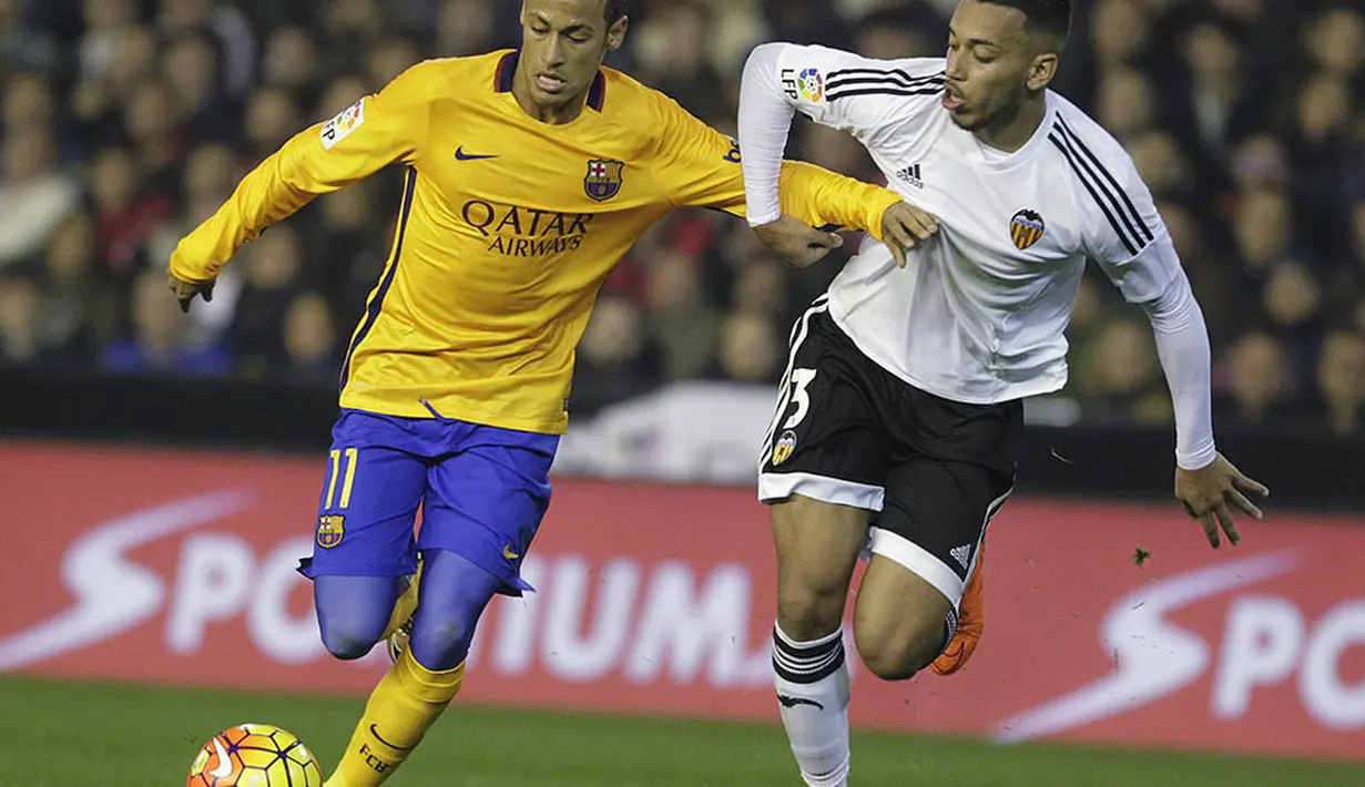 Striker Barcelona, Neymar, berusaha melewati pemain Valencia, Ruben Vezo, pada laga La Liga Spanyol di Stadion Mestalla, Spanyol, Sabtu (5/12/2015). (Reuters/Heino Kalis)