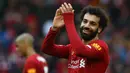 Gelandang Liverpool, Mohamed Salah, merayakan kemenangan timnya saat melawan Bournemouth pada laga lanjutan Premier League 2019-2020 di Anfield, Liverpool, Sabtu (7/3) malam WIB. Liverpool menang 2-1 atas Bournemouth. (AFP/Geoff Caddick)