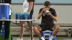 Penyerang Jerman, Thomas Mueller mempersiapkan sepatunya sebelum sesi latihan di stadion Al-Shamal di Al-Ruwais, Qatar, Selasa, 29 November 2022. Jerman akan memainkan pertandingan ketiga melawan Kosta Rika pada grup E Piala Dunia 2022, Kamis, 1 Desember. (AP Photo/Matthias Schrader)