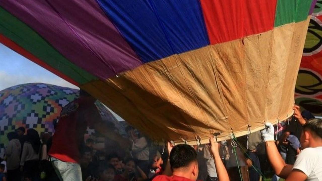 Balon-balon udara tersebut terbuat dari kertas dan dihias dengan berbagai motif lukisan yang unik. Foto: DEVI RAHMAN / AFP<br>