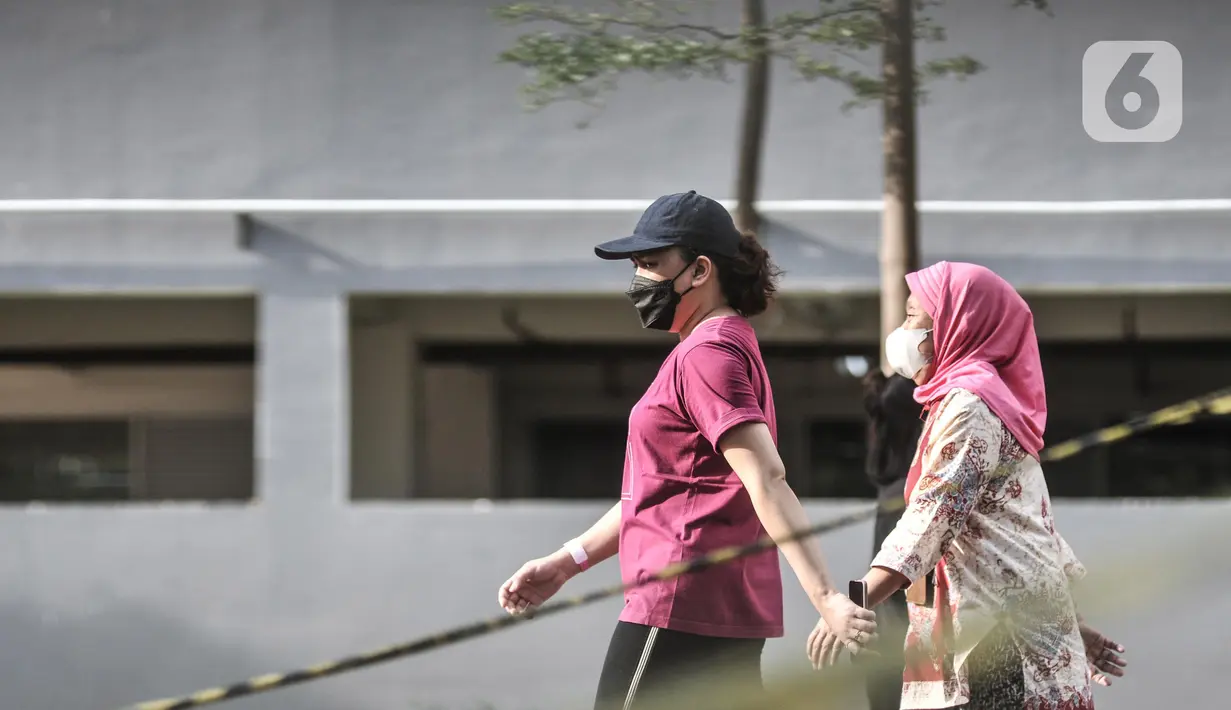 Pasien positif Covid-19 berolahraga saat menjalani isolasi di RSDC Wisma Atlet Kemayoran, Jakarta Pusat, Senin (21/2/2022).  Data per Senin (21/2) mencatat sebanyak 2.956 orang dirawat di RSDC Wisma Atlet Kemayoran atau berkurang 222 pasien dari hari kemarin. (merdeka.com/Iqbal S. Nugroho)