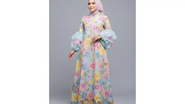 Gamis Batik Organza Pastel dengan Lengan Balon Menggembung Bertingkat