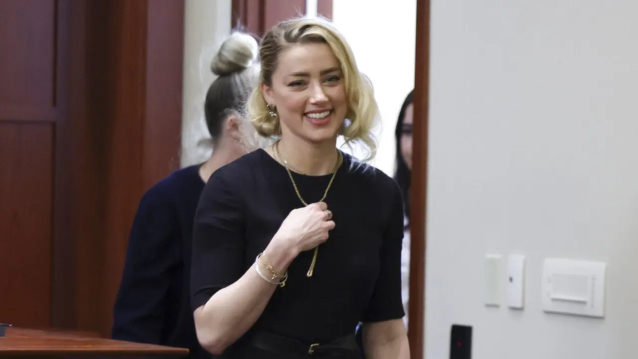 Amber Heard dala persidangan melawan Johnny Depp, 1 Juni 2022. (Evelyn Hockstein/Pool via AP)