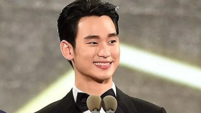 Kim Soo Hyun Terus Menambah Koleksi Piala Penghargaannya