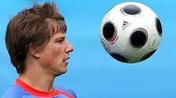 Russian forward Andrei Arshavin controls the ball during a Russian natonal team training session in Leogang, Austria, on June 12, 2008. AFP PHOTO / ALEXANDER NEMENOV.
