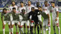 Timnas Uni Emirat Arab (UEA) sebelum laga melawan Timnas Indonesia di Stadion Al Maktoum, Dubai (10/10/2019). (AFP/Karim Sahib)