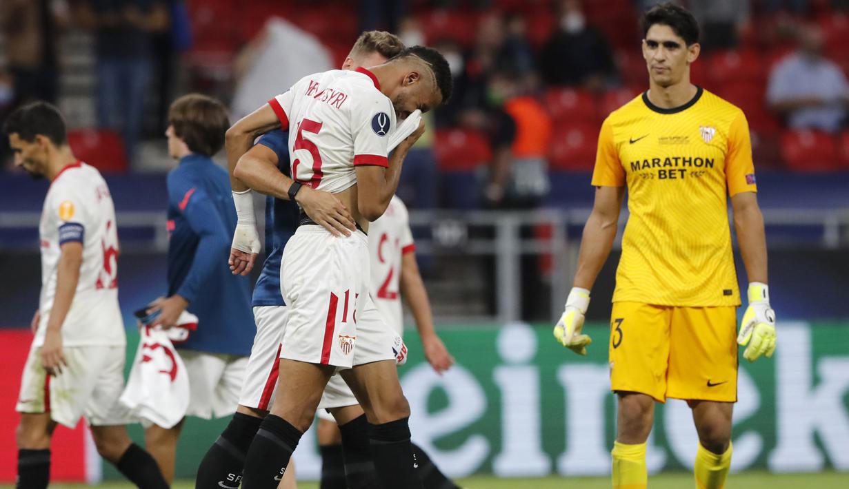 Pemain Sevilla, Youssef En-Nesyri, tampak menangis usai timnya dikalahkan Bayern Munchen pada laga Piala Super Eropa di Puskas Arena, Budapest, Jumat (25/9/2020) dini hari WIB. Sevilla kalah 1-2 oleh Bayern Munchen. (AFP/Bernadett Szabo/pool)