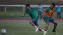 Pemain Timnas Indonesia U-22. Evan Dimas, berhasil melewati Ezra Walian saat latihan di Stadion UKM, Selangor, Senin (14/8/2017). Ini merupakan latihan terakhir jelang laga SEA Games melawan Thailand. (Bola.com/Vitalis Yogi Trisna)