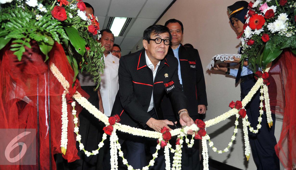 Menkumham Yasonna Laoly menggunting pita meresmikan tim Pengawasan Orang Asing  (PORA) di Gedung Imigrasi Kemenkumham, Jakarta (8/4). Dalam rangka menghadapi Masyarakat Ekonomi Asia (MEA) Menkumham meresmikan ruang timpora . (Liputan.com/Helmi Afandi)