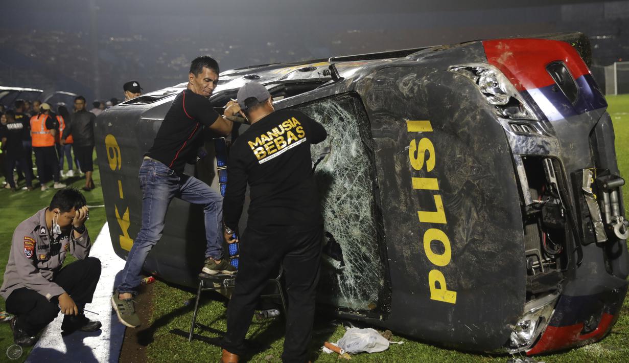 Tak hanya suporter dewasa, suporter cilik pun juga menjadi korban dalam tragedi itu. Mereka terus merintih kepada orang tuanya tanpa tahu apa yang sebenarnya terjadi pada malam itu. (AP/Yudha Prabowo)