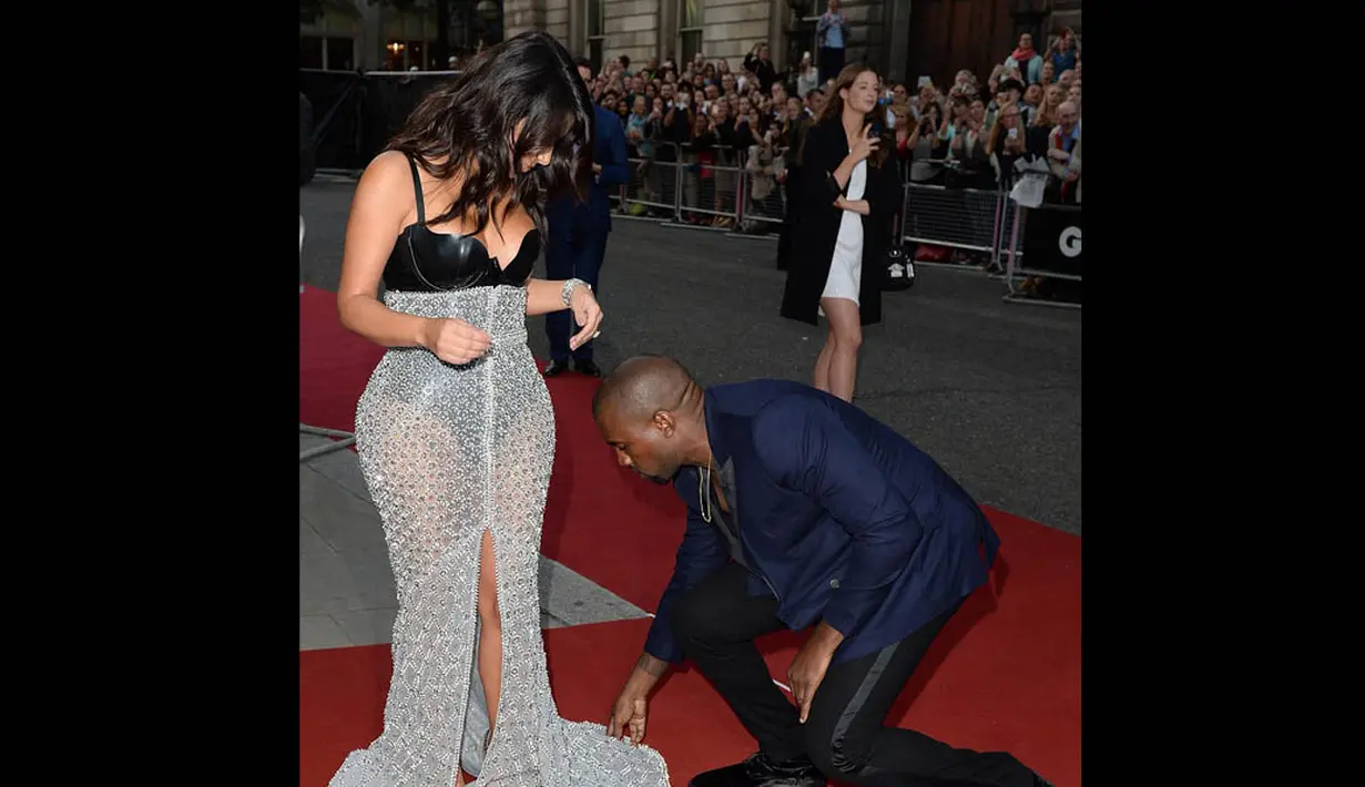 Kim Kardashian hadir bersama dengan Kanye West, keduanya tampak memamerkan kemesraan di depan publik, London, (2/9/14). (Dailymail)