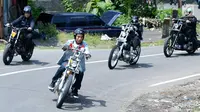 Tinjau Program Padat Karya Tunai, Jokowi Kendarai Motor Chopper